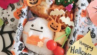 Bekal makanan anak juga bisa dibuat mengikuti tema yang sedang berlangsung. Seperti halnya saat momen Halloween. Ada bento yang hadir dengan bentuk hantu tapi tetap lucu dan menggemaskan. Foto: Instagram @hitomi.1103