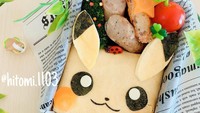 Salah satunya bento berbentuk Pikachu ini. Menu makanannya sederhana yakni nasi dengan selimut telur dadar dan sosis. Namun dengan sentuhan kreatifitas jadilah bento tema Pikachu ini.  Foto: Instagram @hitomi.1103