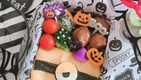 Awal Hitomi terjun membuat bento karakter ini juga karena alasan anaknya. Sang buah hati enggan makan kalau makanannya tak menarik perhatian. Kini ia justru dikenal sebagai pembuat bento ternama.  Foto: Instagram @hitomi.1103