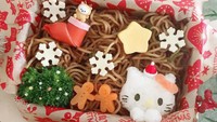 Mau bawa bekal mie goreng juga bisa. Hitomi membuat bekal mie goreng yang dilengkapi sedikit nasi berbentuk Hello Kitty. Mungil banget ya! Foto: Instagram @hitomi.1103