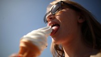Es krim merupakan salah satu kudapan paling tenar di dunia. Ada pekerjaan yang berhubungan dengan makanan ini yaitu pencicip es krim. Tugasnya adalah mencoba untuk memastikan setiap es krim yang dibuat memenuhi syarat dan ketentuan, tekstur, dan rasa yang tepat sehingga tidak mengecewakan pembeli. Nah untuk menjadi pencicip es krim ini, pekerjanya harus menguasai ilmu susu atau ilmu makanan hingga punya kepekaan yang tinggi. Gaji yang didapatkan rata-rata US$ 35 ribu hingga US$ 97 ribu atau setara dengan Rp 497 juta hingga Rp 1,37 miliar. Peter Macdiarmid/Getty Images.  