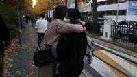 Pekerjaan unik lain yang mampu menghasilkan gaji cukup menjanjikan adalah jasa pemeluk profesional. Pekerjaan ini berkembang pesat di Jepang, di mana ada populasi besar orang, sebagian besar berusia 20-an. Pekerjaan ini dilakukan berdasarkan permintaan untuk datang dan melakukan hubungan romansa. Sebagian besar konsumen pekerjaan ini adalah orang yang tidak memiliki waktu untuk memiliki hubungan romansa. Untuk bisa menyewa jasa ini pengguna harus menyiapkan dana yang cukup bervariasi tergantung durasi waktunya. Chung Sung-Jun/Getty Images.