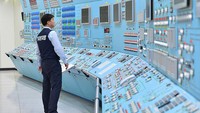 Terakhir ada pekerjaan menjadi operator reaktor nuklir. Pekerjaan ini memang berisiko tinggi. Mereka bertanggungjawab untuk mengoperasikan dan mengendalikan reaktor nuklir. Biasanya pekerja ini harus memiliki ijazah sekolah menengah dan pelatihan tambahan untuk menghadapi ujian lisensi NRC di AS. Gaji yang didapatkan rata rata US$ 60 ribu hingga US$ 120 ribu. Atau setara dengan Rp 852 juta hingga Rp 1,7 miliar (kurs Rp 14.200). Korea Hydro and Nuclear Power Co. via Getty Images.