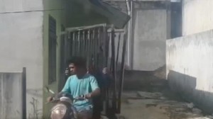Aksi 2 Maling Pagar Rumah Naik Motor di Sumut Terekam Warga