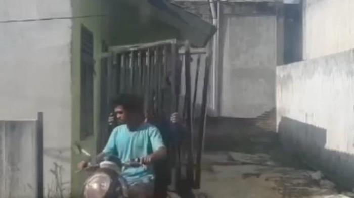 Aksi dua pria di Tanjungbalai, Sumatera Utara (Sumut), mecuri pagar besi rumah warga saat sedang kosong terekam oleh tetangga korban menggunakan ponsel (HP). Pemilik rumah bakal melaporkan pagar rumah dicuri ke polisi.