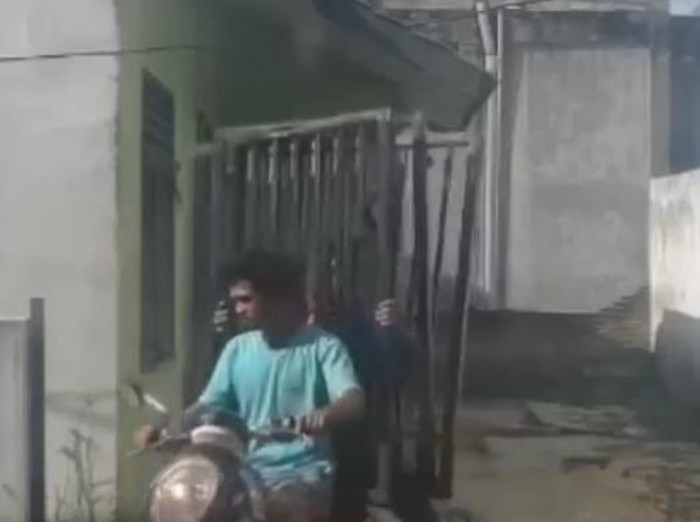 Aksi dua pria di Tanjungbalai, Sumatera Utara (Sumut), mecuri pagar besi rumah warga saat sedang kosong terekam oleh tetangga korban menggunakan ponsel (HP). Pemilik rumah bakal melaporkan pagar rumah dicuri ke polisi.