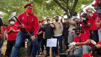 Kegiatan yang digelar di 15 titik Daerah Aliran Sungai (DAS) Ciliwung tersebut dalam rangka menyambut HUT PDIP yang ke-49 pada Senin (10/1/2022).