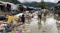 Tampak sampah plastik di mana-mana.