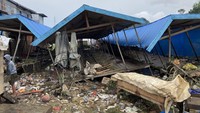 Salah satu bangunan yang rusak akibat banjir di Pasar Youtefa, Abepura, Jayapura.