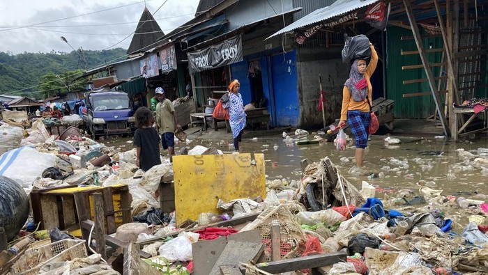 Aktivitas Pasar Youtefa Jayapura Usai Banjir Warga berada didekat bangunan yang rusak akibat banjir di Pasar Youtefa, Abepura, Jayapura, Papua, Minggu (9/1/2022). Aktivitas Pasar Youtefa mulai berjalan kembali pascabanjir yang melanda sejumlah wilayah di Jayapura pada Jumat (7/1/2022). ANTARA FOTO/Adharnazamudin/wpa/YU