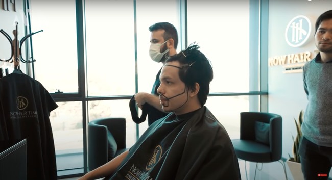 Seperti yang terlihat dalam video unggahannya, awalnya bagian yang akan dilakukan transplantasi itu digambar terlebih dahulu. Setelahnya rambut Atta pun mulai dicukur. Foto: YouTube/AH