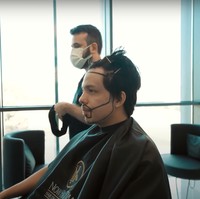 Seperti yang terlihat dalam video unggahannya, awalnya bagian yang akan dilakukan transplantasi itu digambar terlebih dahulu. Setelahnya rambut Atta pun mulai dicukur. Foto: YouTube/AH