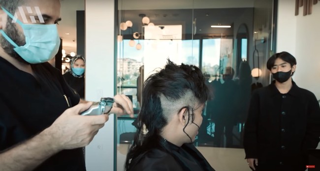 Seharusnya Atta membotaki seluruh rambut kepalanya. Namun karena merasa tidak percaya diri, akhirnya Atta memutuskan untuk hanya membotaki sebagian rambut di kepalanya, dan hanya menyisakan sedikit bagian atasnya saja. Foto: YouTube/AH