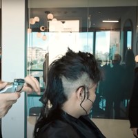 Seharusnya Atta membotaki seluruh rambut kepalanya. Namun karena merasa tidak percaya diri, akhirnya Atta memutuskan untuk hanya membotaki sebagian rambut di kepalanya, dan hanya menyisakan sedikit bagian atasnya saja. Foto: YouTube/AH