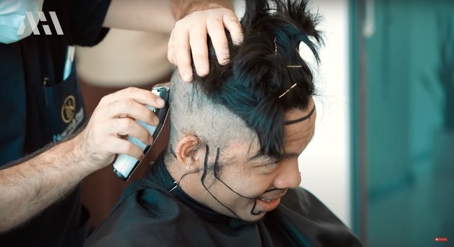 Melihat rambut Atta yang jadi botak sebagian, Aurel mengatakan jika rambut suaminya itu kini seperti mangkok, karena hanya ada di bagian atasnya saja. Bagian kiri, kanan, dan bawah rambutnya sudah dibotaki. Foto: YouTube/AH