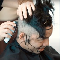 Melihat rambut Atta yang jadi botak sebagian, Aurel mengatakan jika rambut suaminya itu kini seperti mangkok, karena hanya ada di bagian atasnya saja. Bagian kiri, kanan, dan bawah rambutnya sudah dibotaki. Foto: YouTube/AH