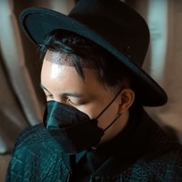 Setelah melakukan transplantasi rambut, Atta Halilintar tidak diperbolehkan untuk keramas selama 10 hari. Tak hanya itu saja, nantinya Atta juga harus menggunakan shampoo khusus untuk rambutnya. Foto: YouTube/AH