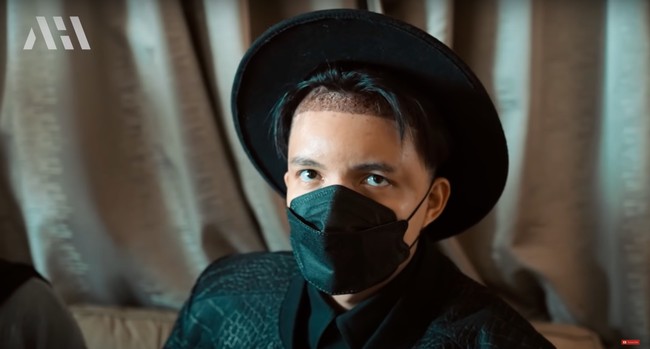 Melalui akun YouTube pribadinya, Atta Halilintar terlihat membagikan video momen dirinya menjalani proses transplantasi rambut. Diakui Atta bahwa awalnya dia hanya berniat untuk mengantarkan Anang Hermansyah untuk transplantasi rambut. Namun ternyata sampai di sana, Atta pun ditawari endorse untuk mencoba transplantasi rambut. Foto: YouTube/AH