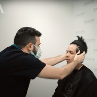 Atta Halilintar akhirnya memutuskan untuk menjalani transplantasi rambut karena dirinya merasa tidak percaya diri dengan jidatnya yang lebar. Atta merasa bahwa rambutnya itu tumbuh terlalu ke belakang. Sehingga dengan menjalani transplantasi rambut dia berharap bisa semakin percaya diri. Foto: YouTube/AH