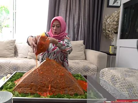 5 Bakso Ekstrem yang Dicoba Shanty Denny 'Si Ratu Bakso'