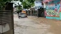 Banjir Rendam Perumahan Di Jember Juga Hanyutkan Mobil Dan Motor