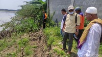 Selain karena hujan, longsor ini disebabkan air Bengawan Solo surut, sehingga tanah labil dan longsor, kata salah seorang warga Kasiaji kepada wartawan, Minggu (9/1/2021).