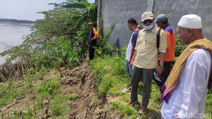 Bibir Bengawan Solo Ambles, Sekolah dan Rumah Terancam Ambruk Bibir Bengawan Solo yang ada di Desa Keduyung, Kecamatan Laren, Lamongan, ambles sepanjang 50 meter. Akibatnya sekolah dan rumah warga terancam ambruk.