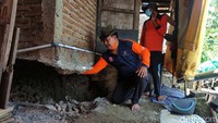 Kasiaji menuturkan, longsor juga kerap terjadi jika air Bengawan Solo naik dengan arus yang deras maka tanah akan tergerus ikut air. Akibat kejadian ini, satu rumah serta gedung sekolah terancam ambruk.