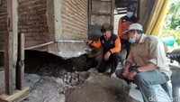Tim Reaksi Cepat (TRC) BPBD Lamongan, lanjut Muslimin, juga telah melakukan assesment di lokasi kejadian. Selain itu, BPBD Lamongan bersama unsur kecamatan juga terus berkoordinasi untuk menentukan langkah penanganan selanjutnya.