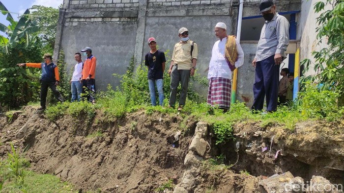 Bibir Bengawan Solo Ambles, Sekolah dan Rumah Terancam Ambruk Bibir Bengawan Solo yang ada di Desa Keduyung, Kecamatan Laren, Lamongan, ambles sepanjang 50 meter. Akibatnya sekolah dan rumah warga terancam ambruk.