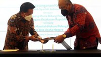 Direktur Utama BSI Hery Gunardi (kiri) dan Jaksa Agung Muda Perdata dan Tata Usaha Negara Feri Wibisono (kanan) saat penandatanganan perjanjian kerjasama antara BSI dengan Jaksa Agung Muda Perdata dan Tata Usaha Negara Kejaksaan RI di Jakarta.