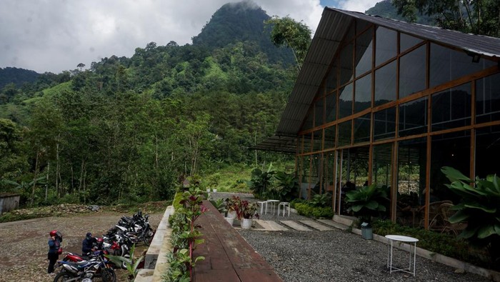 Suasana Kedai Kayoe Kopi di Desa Kayupuring, Kecamatan Petungkriyono, Kabupaten Pekalongan, Jawa Tengah, Sabtu (8/1/2022). Kedai Kayoe Kopi yang pengelolaannya dipegang oleh Badan Usaha Milik Desa atau BUMDes desa setempat tersebut menyajikan sajian minuman kopi khas hasil pertanian petani kopi lokal desa dengan rata-rata pendapatan kedai mencapai Rp 25 juta per bulan. ANTARA FOTO/Harviyan Perdana Putra/rwa.