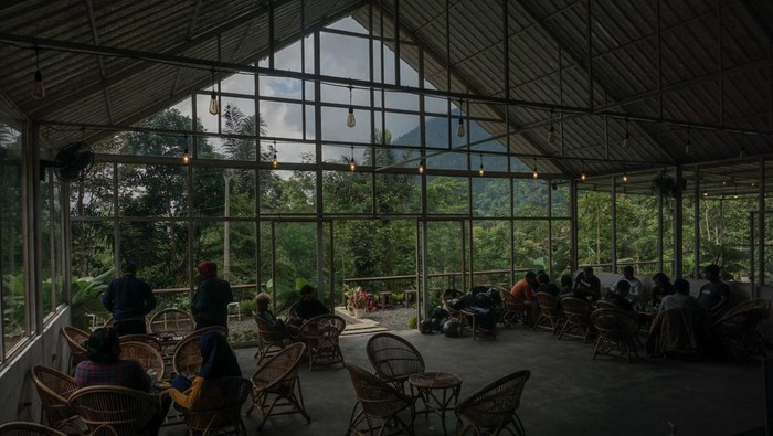 BUMDES KEDAI KAYOE KOPI Suasana Kedai Kayoe Kopi di Desa Kayupuring, Kecamatan Petungkriyono, Kabupaten Pekalongan, Jawa Tengah, Sabtu (8/1/2022). Kedai Kayoe Kopi yang pengelolaannya dipegang oleh Badan Usaha Milik Desa atau BUMDes desa setempat tersebut menyajikan sajian minuman kopi khas hasil pertanian petani kopi lokal desa dengan rata-rata pendapatan kedai mencapai Rp 25 juta per bulan. ANTARA FOTO/Harviyan Perdana Putra/rwa.