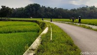 Berada di sana, kita seolah digeret kembali ke masa lalu. Pemandangan alamnya yang masih asri, menambah suasana syahdu di tengah panorama alam pedesaan.