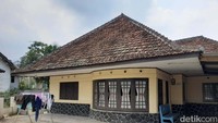 Rumah jadul di Desa Cibubuan rata-rata merupakan rumah peninggalan bebuyutnya yang dibangun pada medio 1950-an sampai 1960-an.