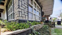 Beberapa keunikan rumah di Desa Cibubuan, seperti dingding rumahnya cukup tebal dengan dua baris batu bata merah yang tersusun ke atas. Keunikan lainnya, atap genteng yang terhitung tinggi, banyaknya kaca jendela dan batu alam yang menempel dibagian dinding di depan rumah.