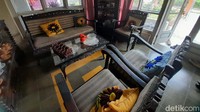 Selain bangunannya, interior di dalam rumahnya pun masih mempertahankan perabotan-perabotan jadul. Disana tampak kursi dan lemari berbahan jati lengkap dengan ukirannya.