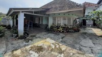 Halaman luas dengan kolam ikan menjadi salah satu ciri khas rumah-rumah jadul.