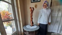 Warga berdiri di samping meja marmer. Meja marmer kecil itu menarik minat warga luar untuk membelinya dengan harga Rp 3,5 juta. Namun oleh sang pemilik tidak dijual.