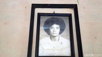 Sebuah foto dengan model rambut di era tahun 70-80an menempel di dalam rumah.