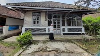 Desa Cibubuan merupakan salah satu desa di Kecamatan Conggeang, Kabupaten Sumedang. Desa tersebut memiliki keunikan dengan beberapa bangunan rumahnya yang masih mempertahankan desain rumah pada medio akhir 1950-an hingga 1960-an.