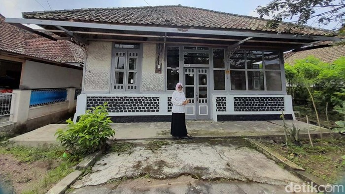 Deretan Rumah Jadul di Desa Cibubuan Sumedang yang Ditawar Miliaran Desa Cibubuan, Kecamatan Conggeang, Kabupaten Sumedang, masih mempertahankan desain rumah akhir 1950-an hingga 1960-an. Rumah jadul ini bahkan ditawar miliaran rupiah.