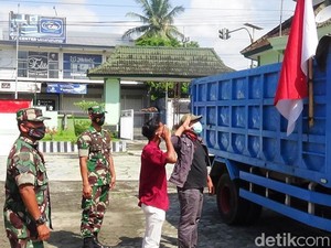 Sopir Truk Ini Dihukum Hormat Merah Putih Gegara Terbalik Pasang Bendera