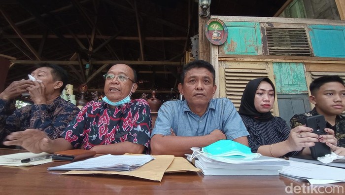 Direktur Utama PT HAS Sambilawang Heru Susilo didampingi kuasa hukumnya menunjukkan perlengkapan dokumen lelang proyek.