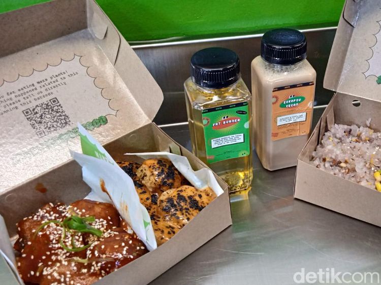 Ada Chicken Wings Enak dan Es Kopi Susu Vegan Di Sini!