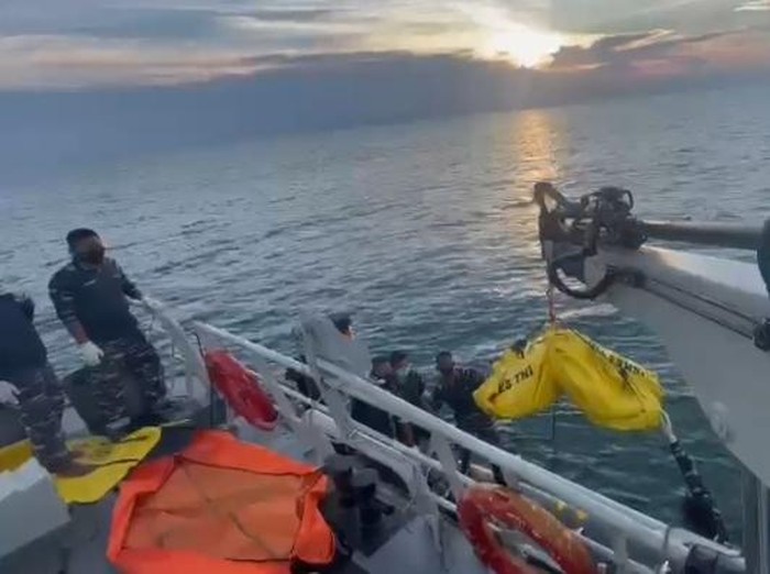 Evakuasi mayat tenggelam dari atas KRI Parang-647 yang semula dikira jasad PMI Ilegal.