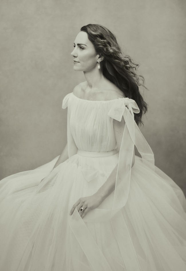 Dari gadis casual berpenampilan ‘girl next door’ saat kuliah, Kate Middleton kini menjadi salah satu ikon fashion dunia yang gaya penampilannya menginspirasi jutaan wanita lainnya. Foto: Paolo Roversi/Kensington Palace via AP