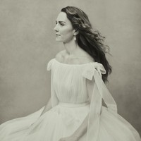 Dari gadis casual berpenampilan ‘girl next door’ saat kuliah, Kate Middleton kini menjadi salah satu ikon fashion dunia yang gaya penampilannya menginspirasi jutaan wanita lainnya. Foto: Paolo Roversi/Kensington Palace via AP