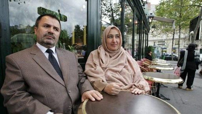 Afghanistans first female presidential candidate doctor Massouda Jalal poses with her husband Faizullah, 24 September 2004 in Paris.   AFP PHOTO JACK GUEZ (Photo by JACK GUEZ / AFP)