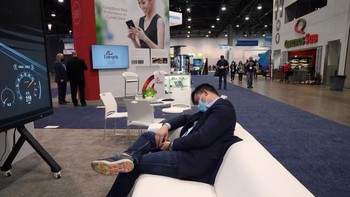 Kini setelah gelaran CES 2022 selesai, kita tinggal menunggu sampai penyelenggara mengumumkan jumlah total pengunjung.Foto: AP/Joe Buglewicz